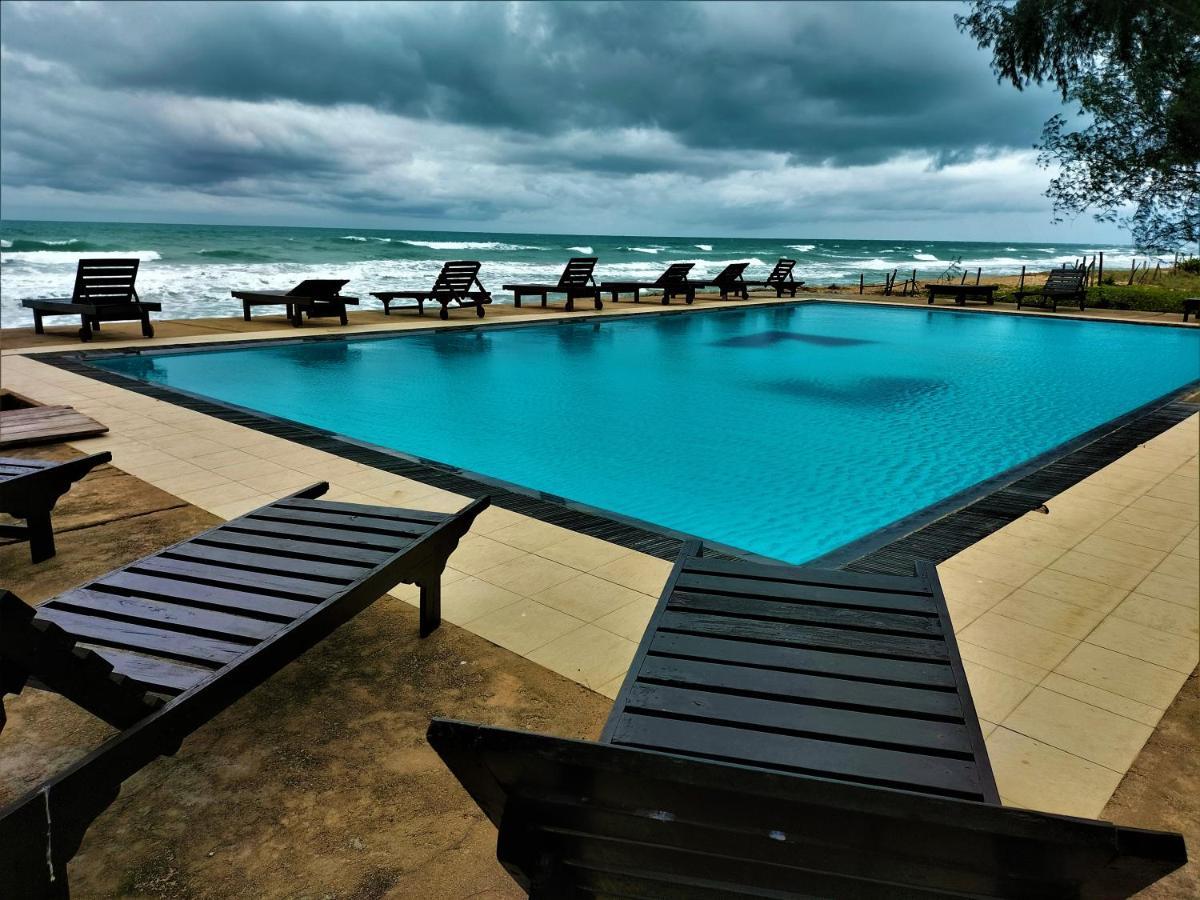 Hotel Coral Bay Тринкомали Экстерьер фото