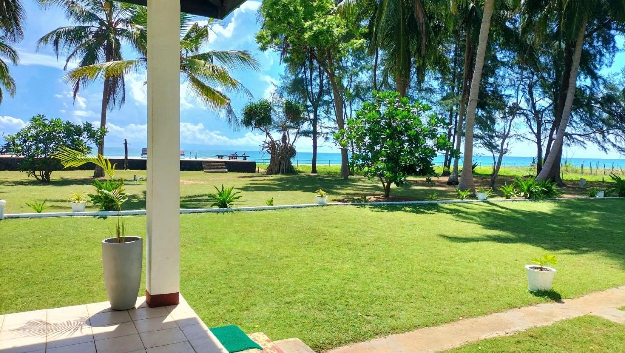 Hotel Coral Bay Тринкомали Экстерьер фото